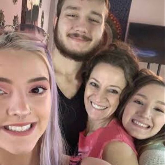 Meet your Posher, Tara - Picture 3 of 15